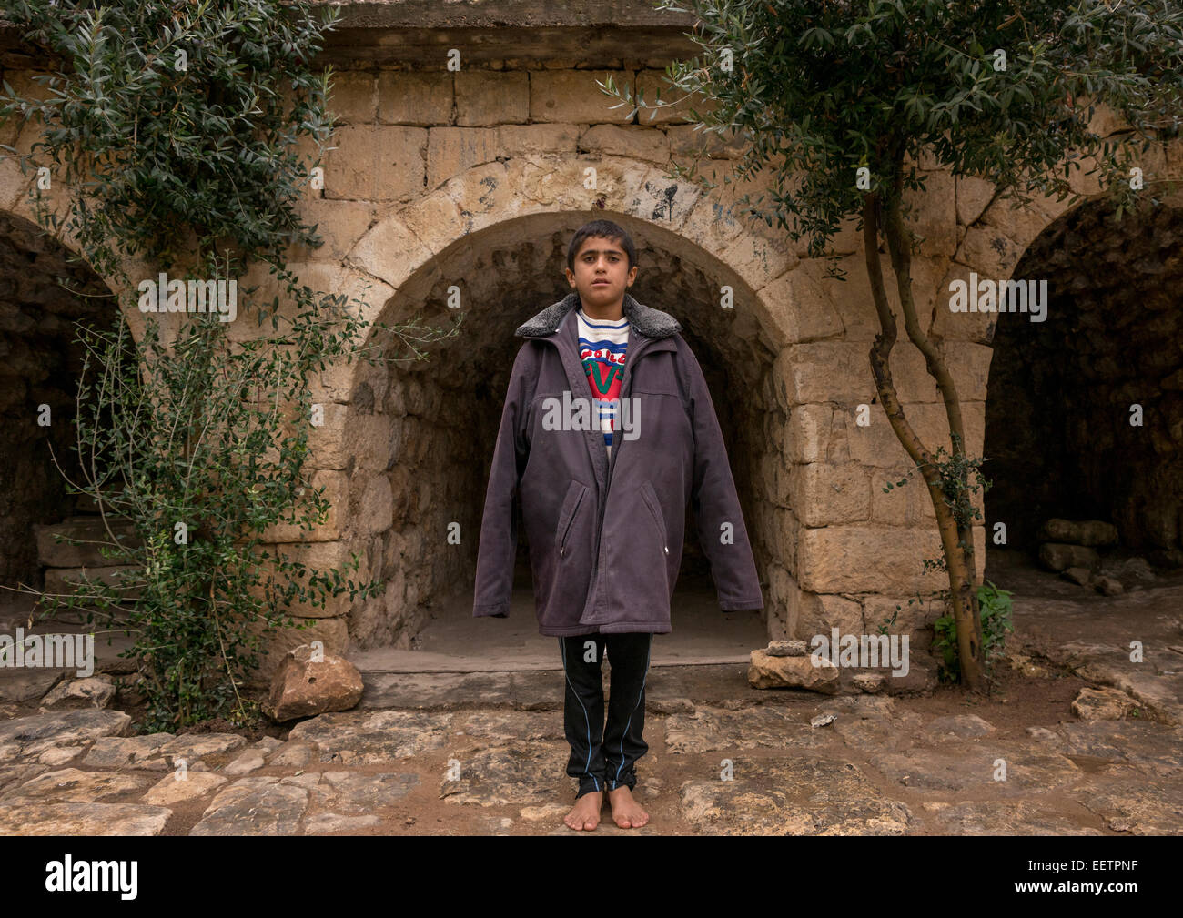 Rifugiato Yezedi ragazzo spostato dalla Sinjar vivono nel Tempio Lalesh, Kurdistan, Iraq Foto Stock