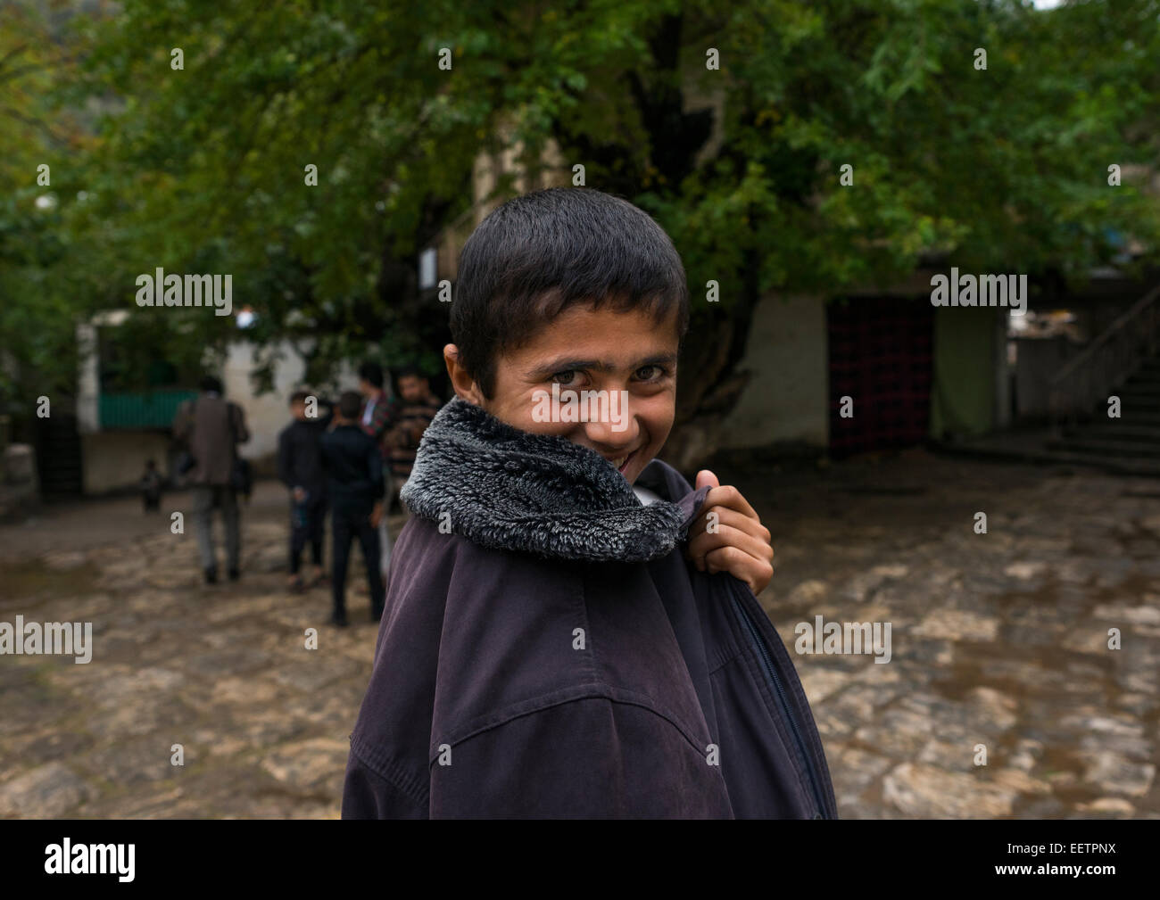 Rifugiato Yezedi ragazzo spostato dalla Sinjar vivono nel Tempio Lalesh, Kurdistan, Iraq Foto Stock