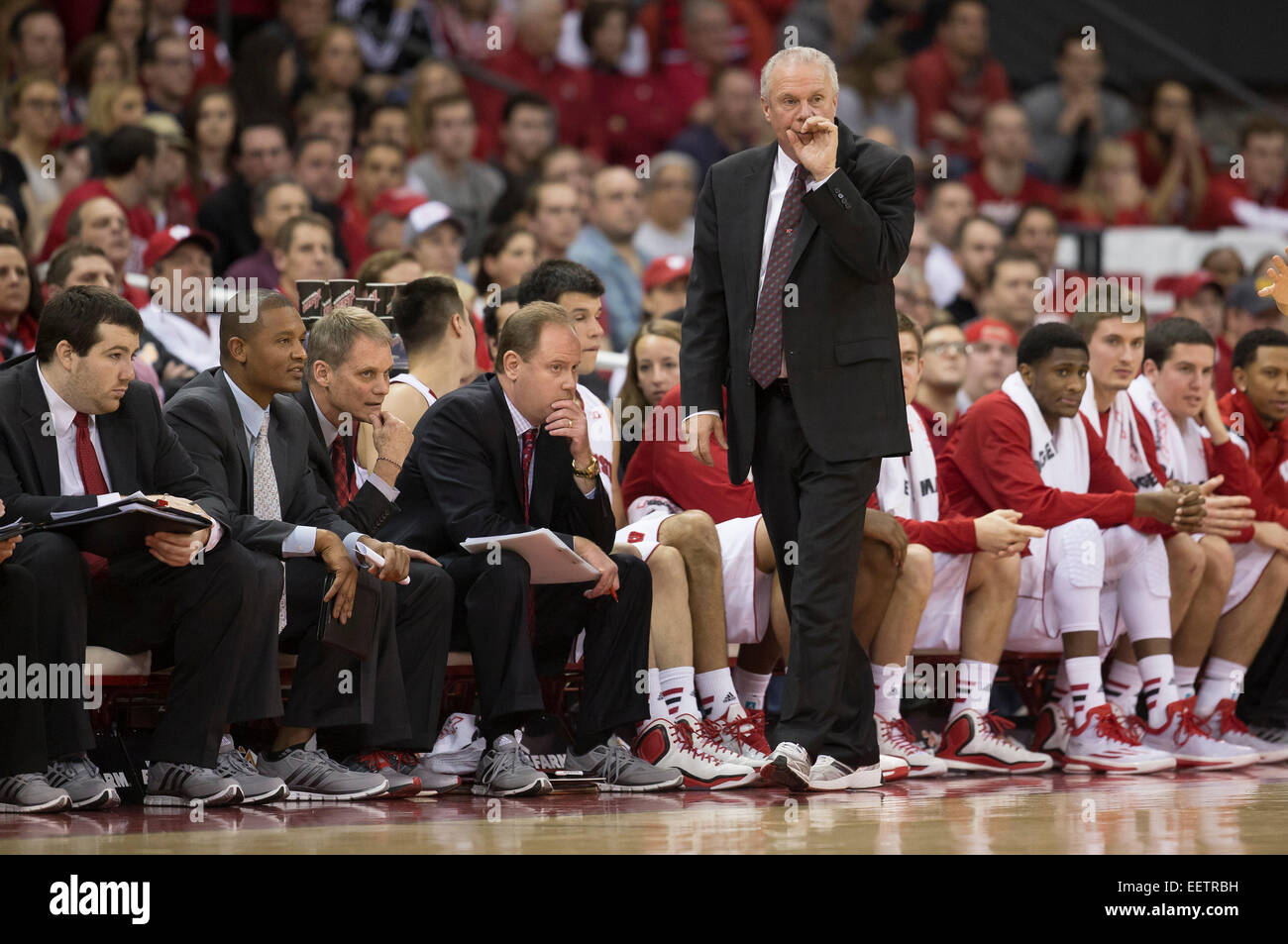 20 gennaio 2015: Wisconsin coach Bo Ryan e il suo staff tecnico di indossare scarpe da tennis in onore di carrozze/consapevolezza del cancro durante il NCAA pallacanestro tra il Wisconsin Badgers e Iowa Hawkeyes a Kohl Center a Madison, WI. Wisconsin sconfitto Iowa 82-50. John Fisher/CSM Foto Stock