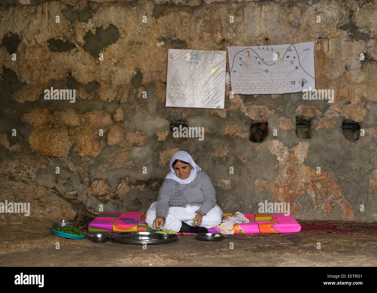 Rifugiato Yezedi donna spostata dalla Sinjar vivere all'interno di Lalesh tempio, Kurdistan, Iraq Foto Stock