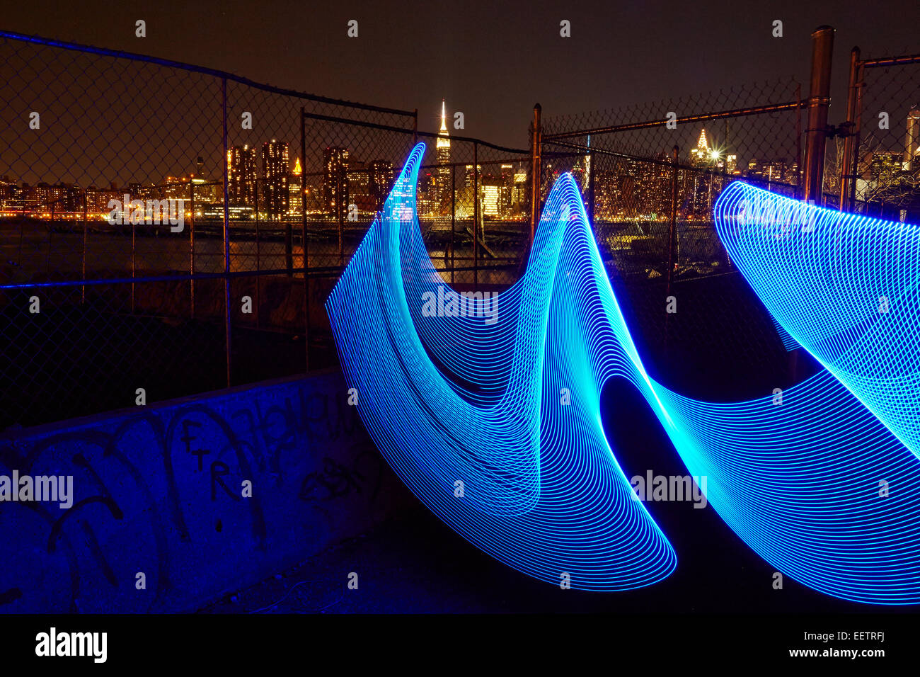 Luce forme di pittura sul fiume Foto Stock