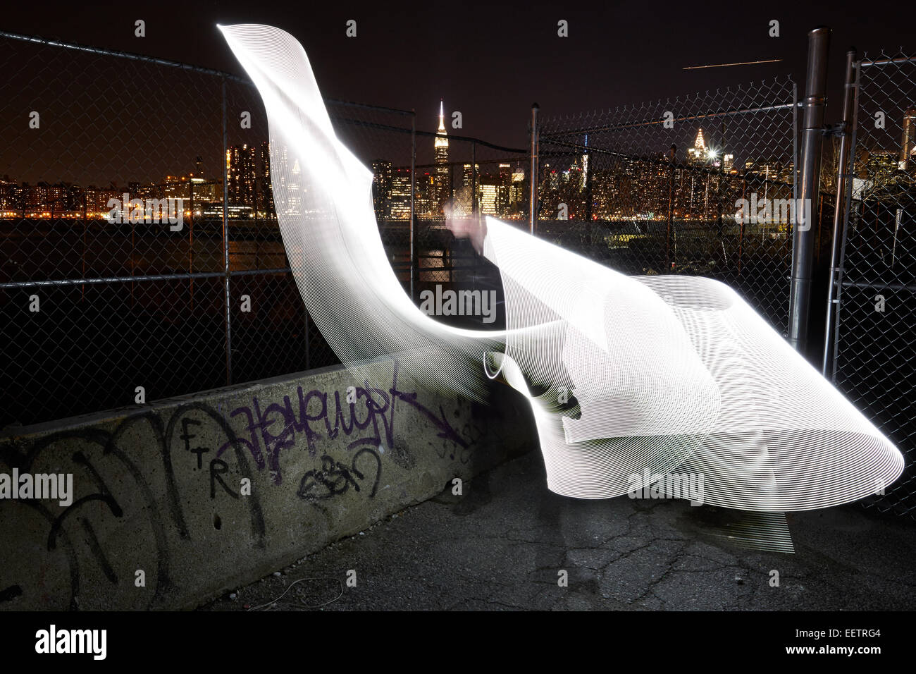 Luce forme di pittura sul fiume Foto Stock