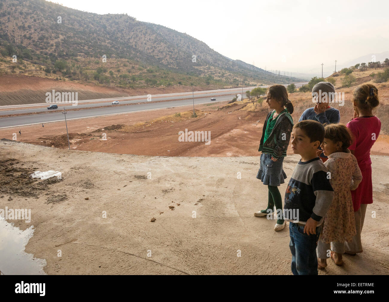 Yezidi profughi da Sinjar vivono in un in costruzione edificio, Duhok, Kurdistan, Iraq Foto Stock