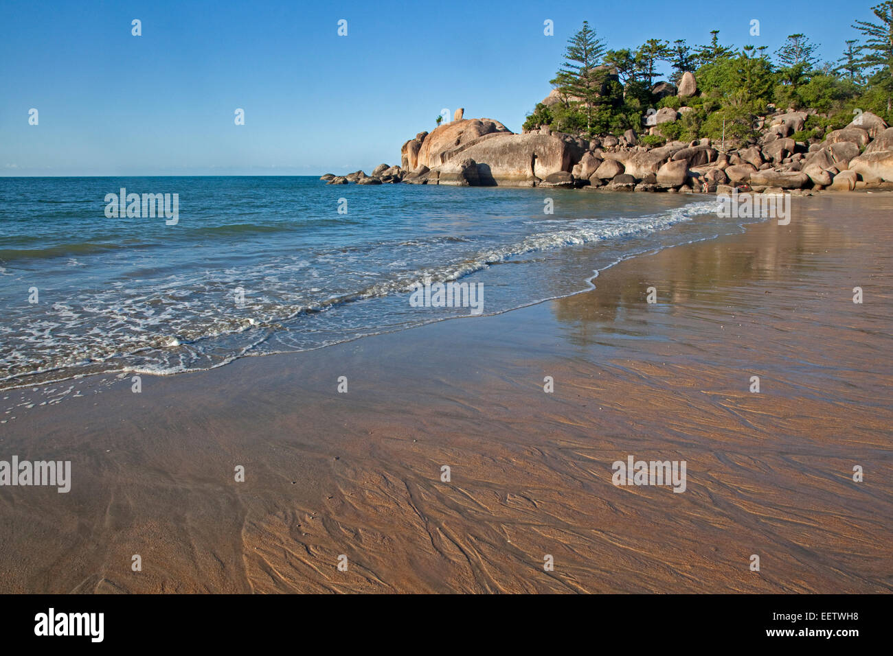 Enormi massi sulla spiaggia di Balding Bay su Magnetic Island lungo il Mar dei Coralli, a nord-est della costa del Queensland, Australia Foto Stock