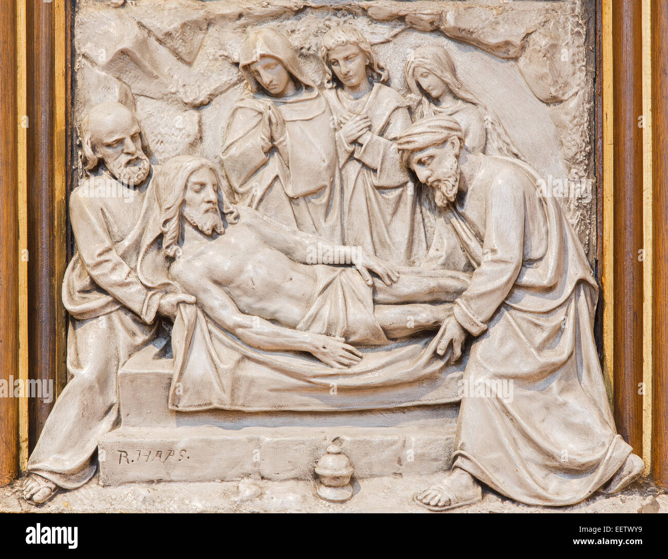 VIENNA, Austria - 17 dicembre 2014: la sepoltura di Gesù rilievo come una parte della croce modo ciclo nella Basilica del Sacre Coeur da R. Haas Foto Stock