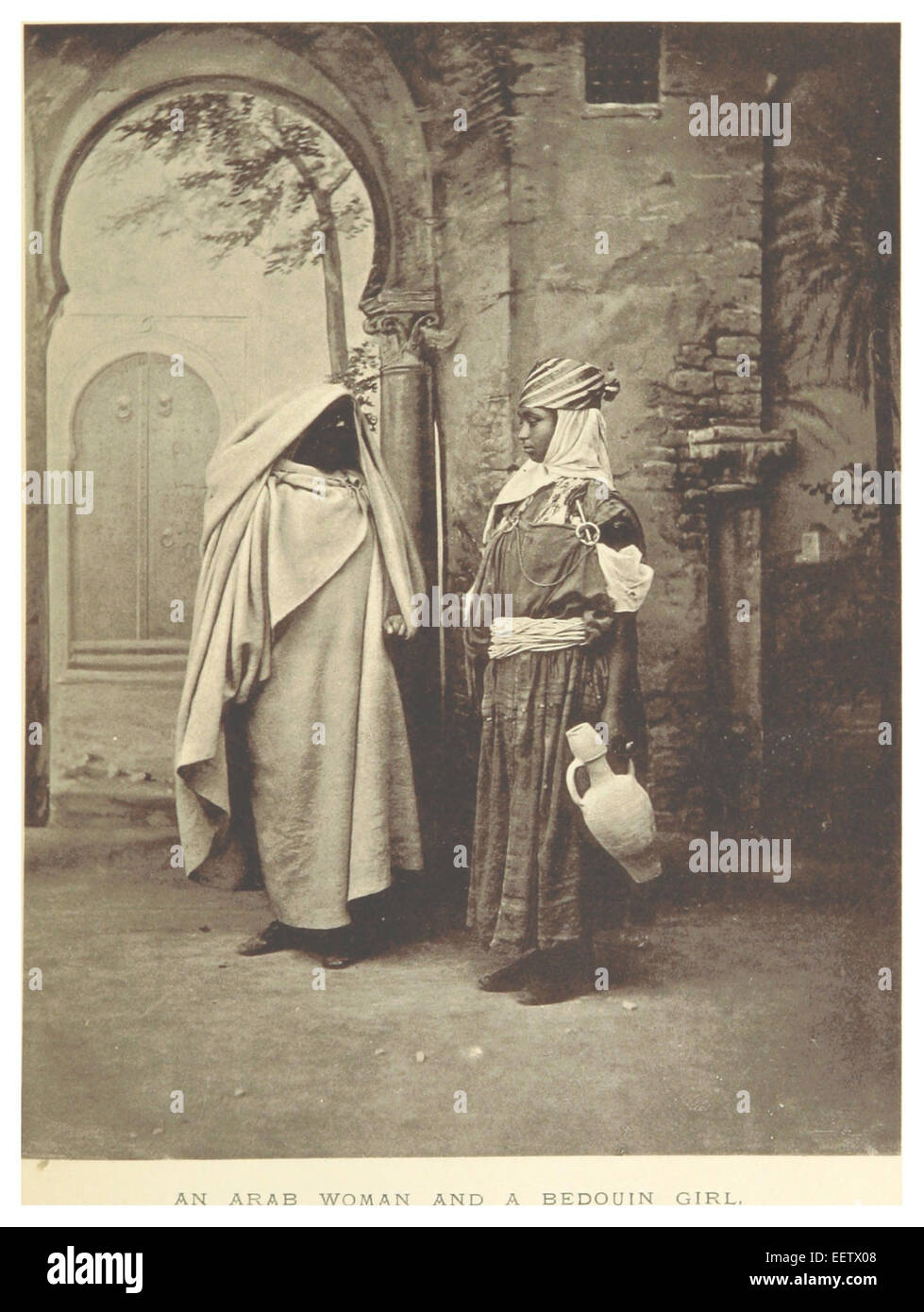 Un'illustrazione del 1887 di Graham raffigurante una donna araba e una beduina. L'immagine offre uno sguardo sull'abbigliamento culturale e sulla vita quotidiana di queste figure in Medio Oriente durante il XIX secolo. Foto Stock