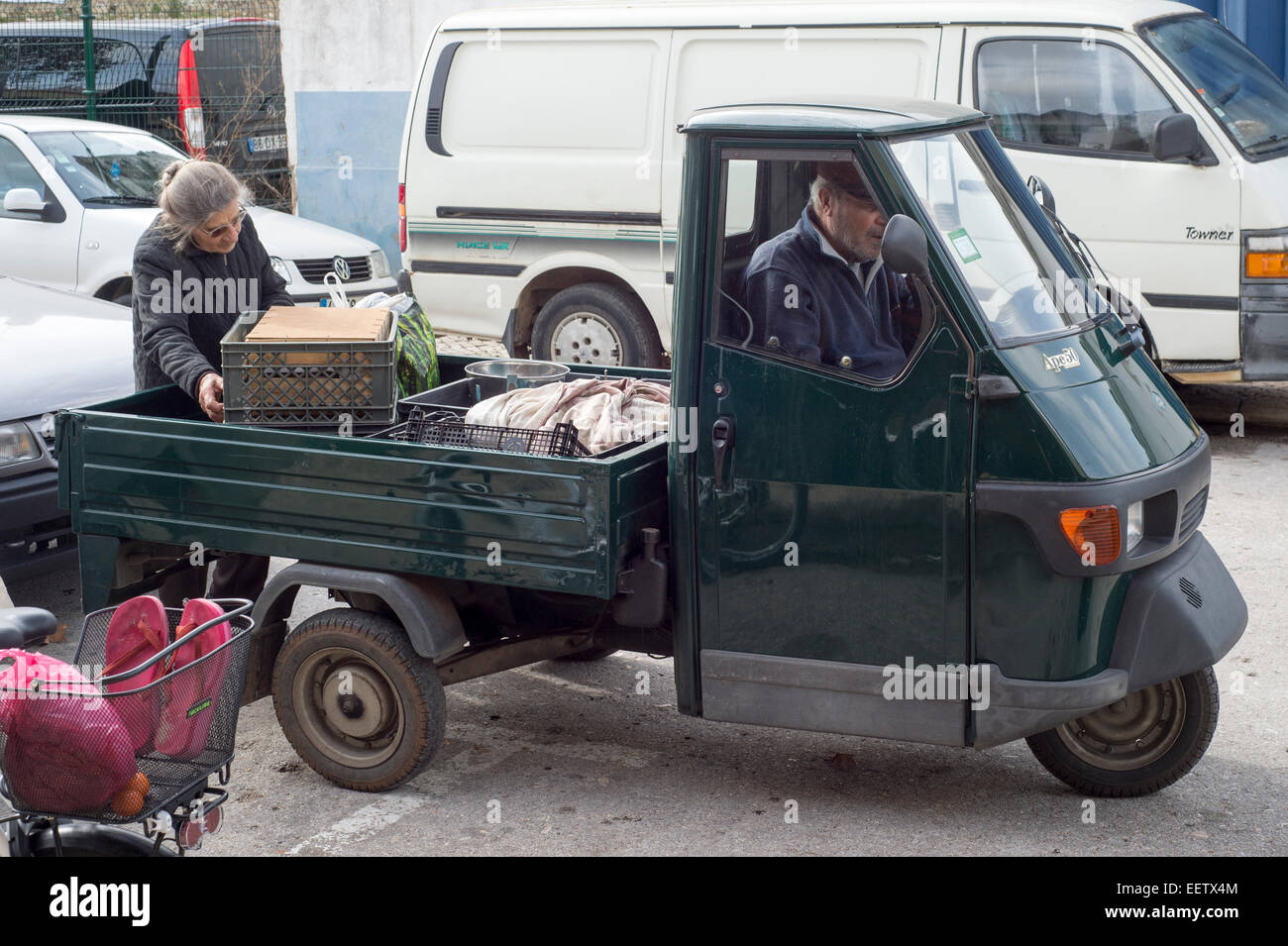 Vecchia donna portoghese il carico di merci in un 3 wheeler carrello Foto Stock