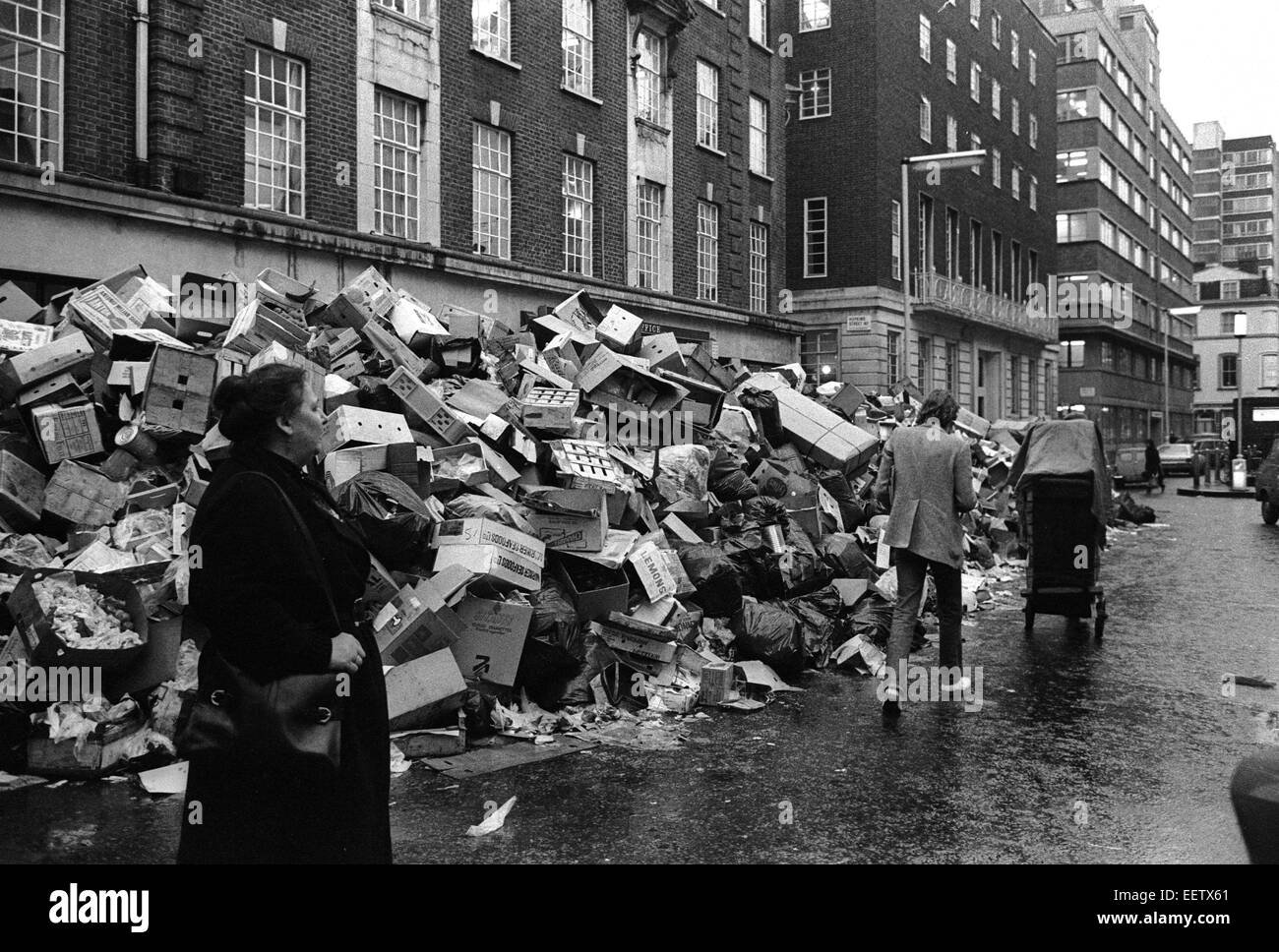 Sciopero rifiuti sinistra cumuli di rifiuti e rifiuti nel centro di Londra strade durante il 1979 Inverno del malcontento REGNO UNITO Foto Stock