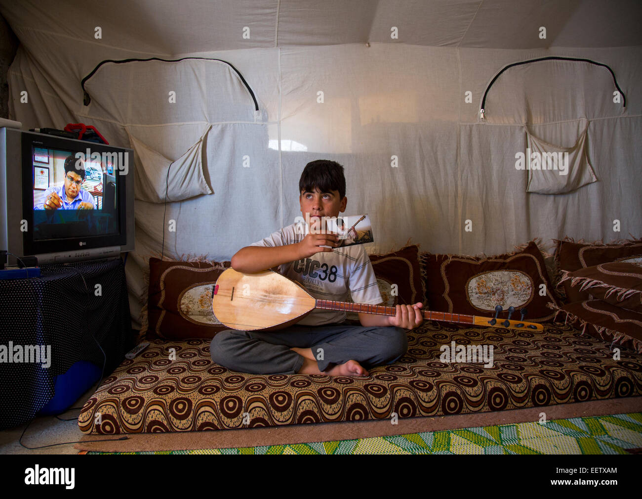 Dylan, un cieco rifugiato siriano giocando Saz In Qushtapa Refugee Camp Erbil Foto Stock