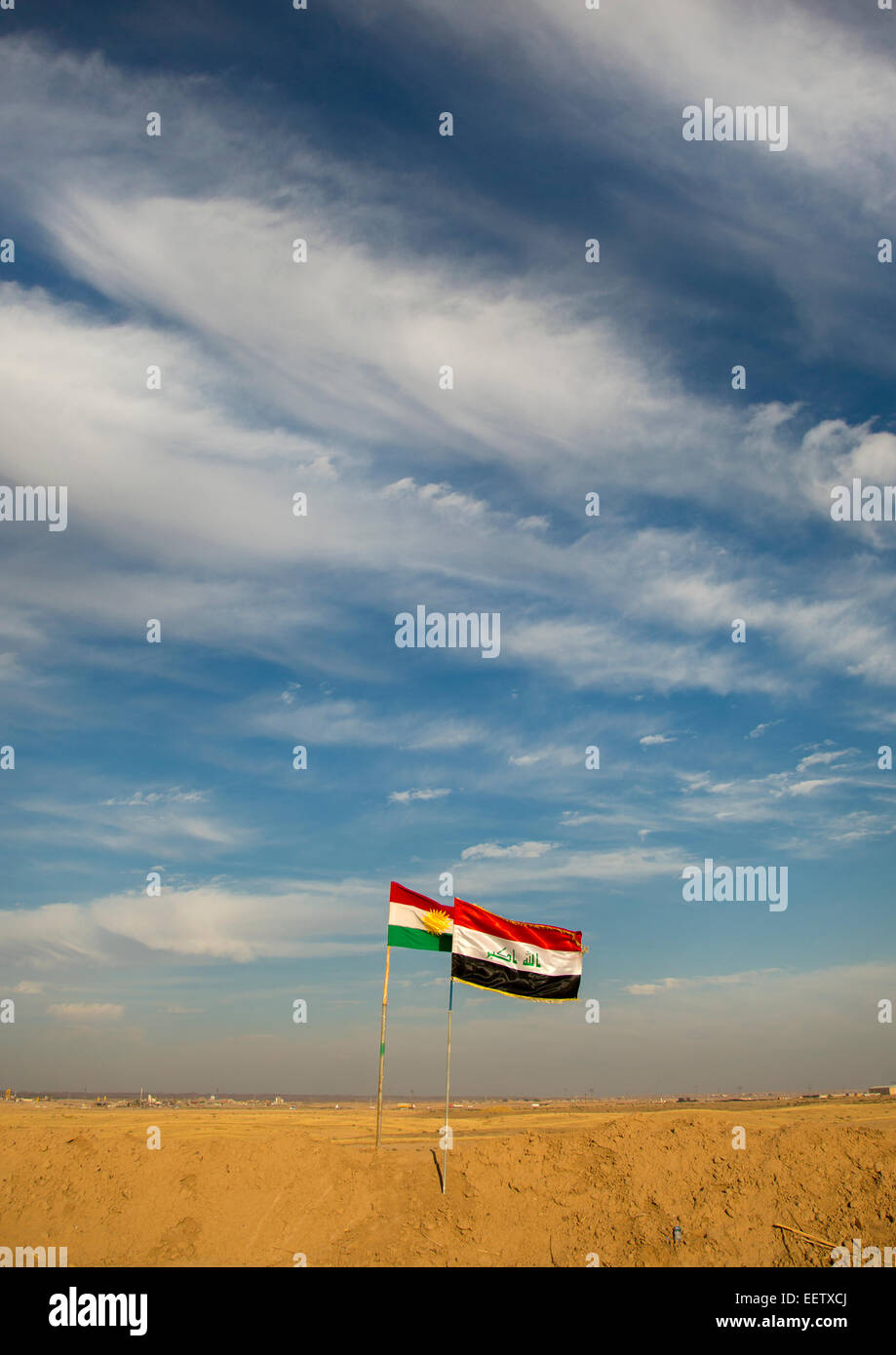 Gli iracheni e bandiere curda sul Frontline, Kirkuk, Kurdistan, Iraq Foto Stock