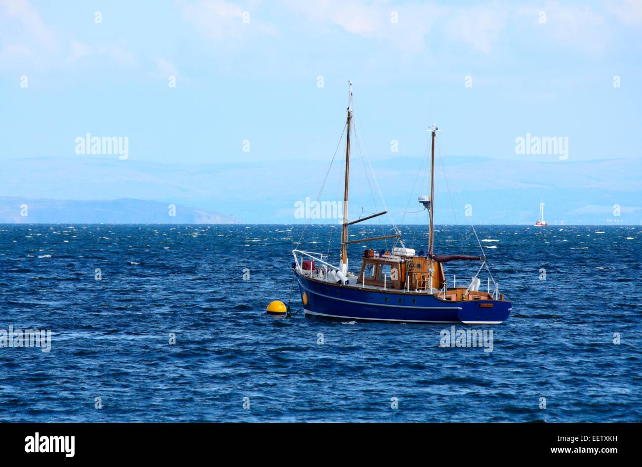 Barca a Brodick Bay sull'isola di Arran, Scozia Foto Stock