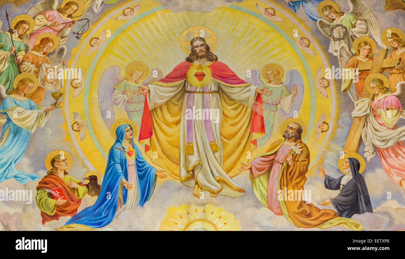 Vienna - il Cuore di Gesù con gli angeli e i santi patroni della terra disegnata da Josef Magerle (1948) nella chiesa Erloserkirche. Foto Stock