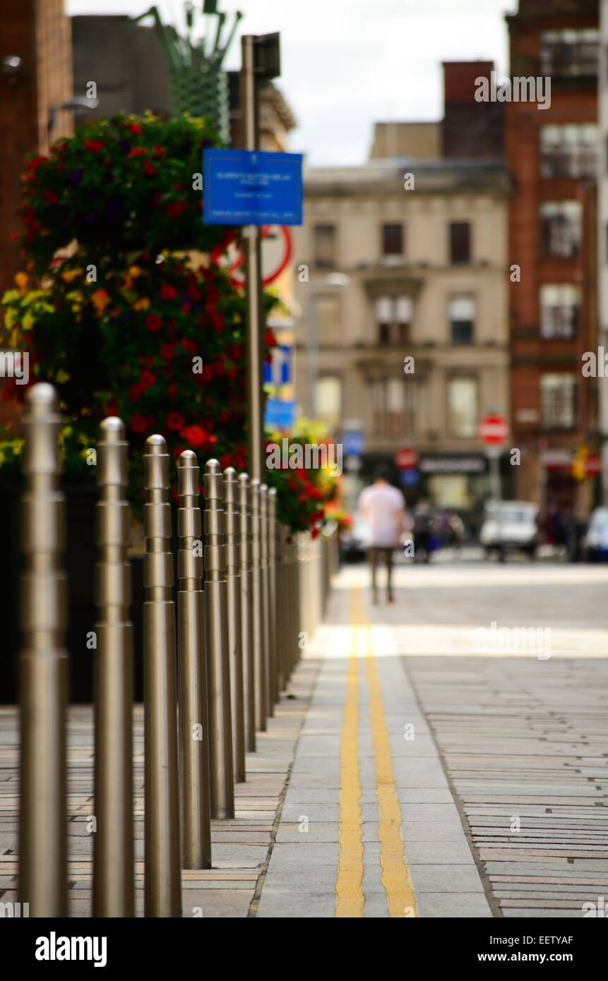 Fila di paracarri su Hutcheson Street guardando verso Trongate nel quartiere di Merchant City a Glasgow, Scozia Foto Stock