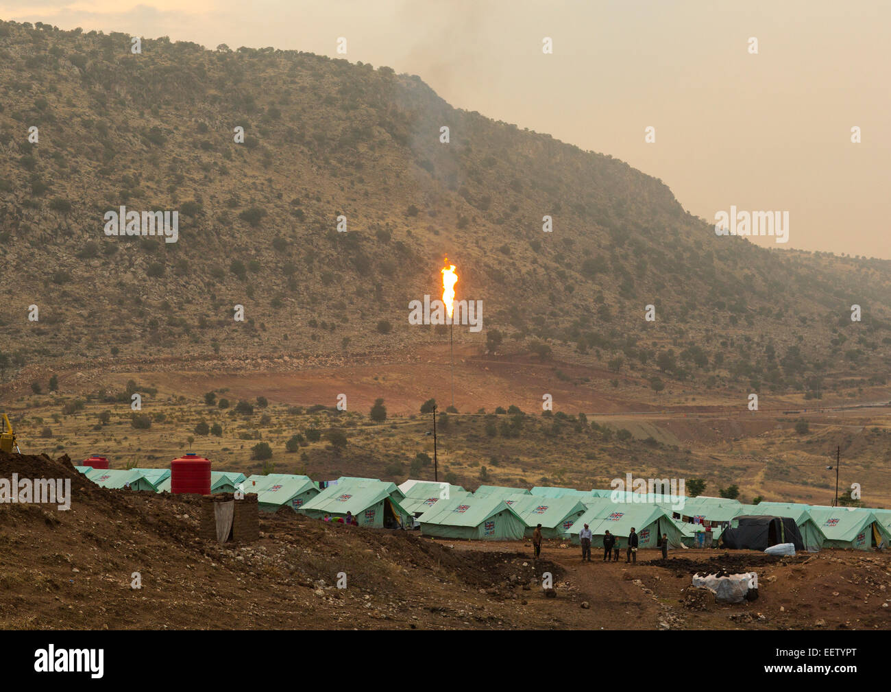 Yezedi Refugee Camp nella parte anteriore di un campo petrolifero, Lalesh, Kurdistan, Iraq Foto Stock