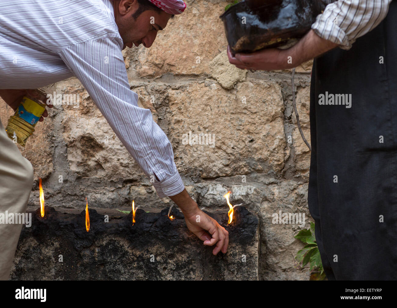 Yezedi illuminazione Fakirs fuoco sacro nelle strade, Lalesh tempio, Kurdistan, Iraq Foto Stock