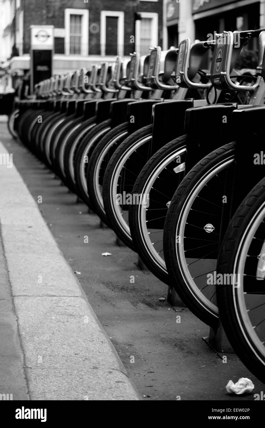 Fila di noleggio di cicli su una strada vicino al Covent Garden di Londra, Inghilterra Foto Stock