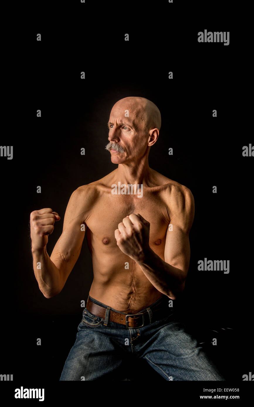 Il vecchio uomo in antichi pongono di inscatolamento Foto Stock