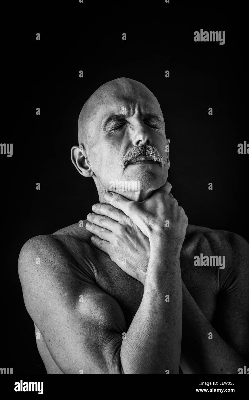 Il vecchio uomo parzializzazione BW Foto Stock