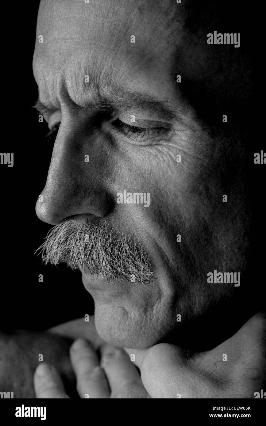 Il vecchio uomo calvo nel profilo di close-up BW Foto Stock