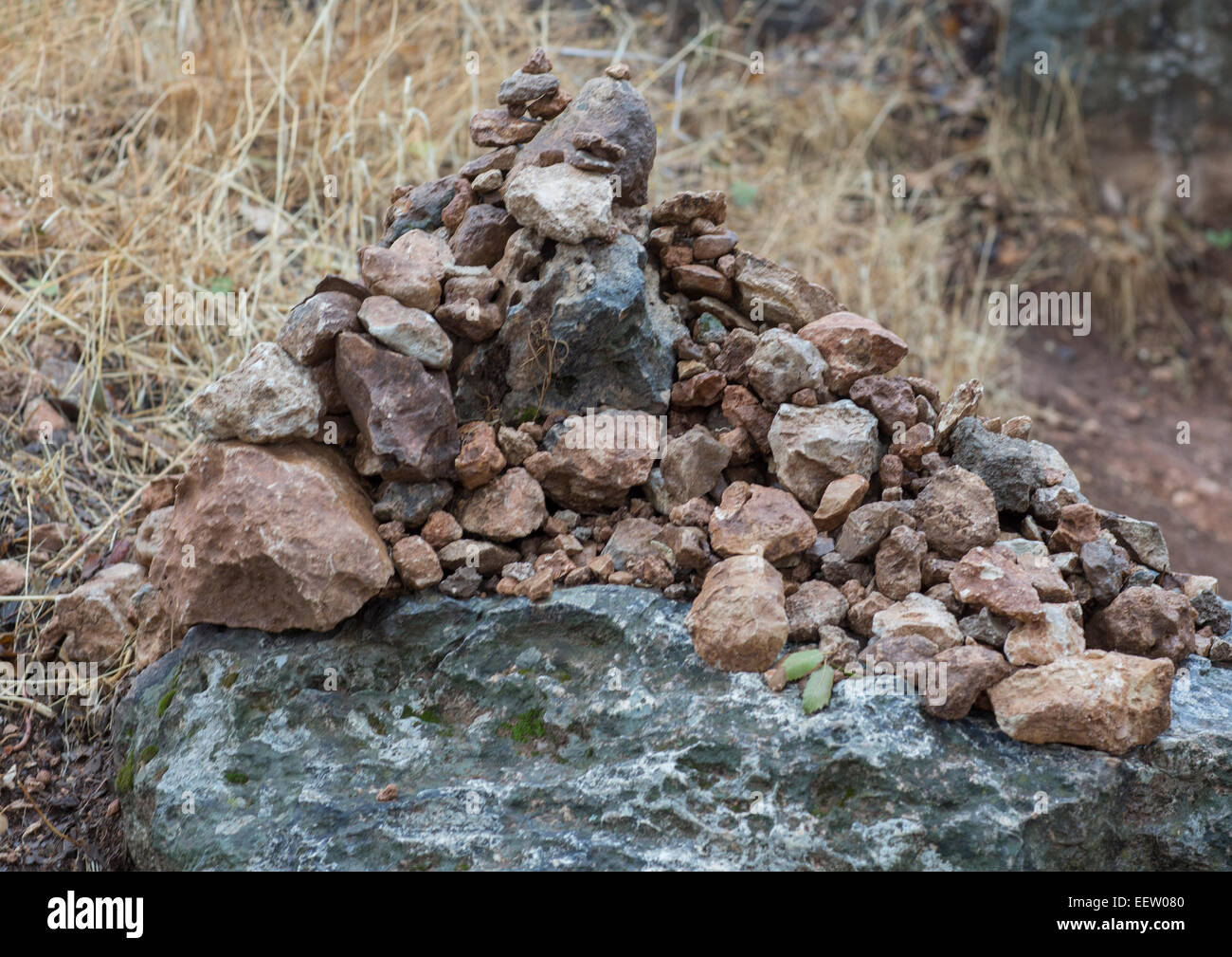 Le pietre presentate da Pellegrini per portare fortuna, Lalesh tempio, Kurdistan, Iraq Foto Stock