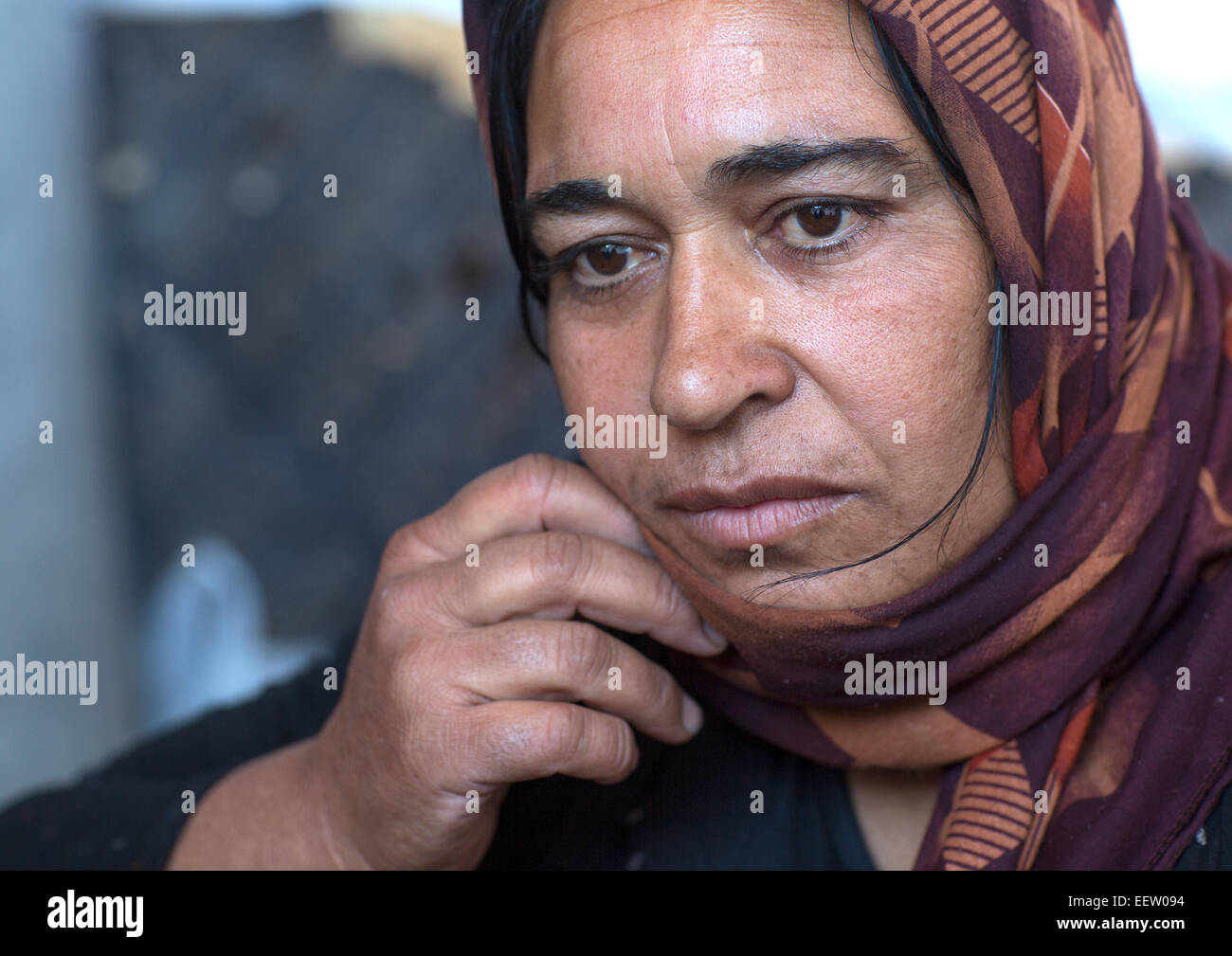 Rifugiato Yezidi donna spostata dalla Sinjar Lhas che ha perso il marito, Duhok, Kurdistan, Iraq Foto Stock