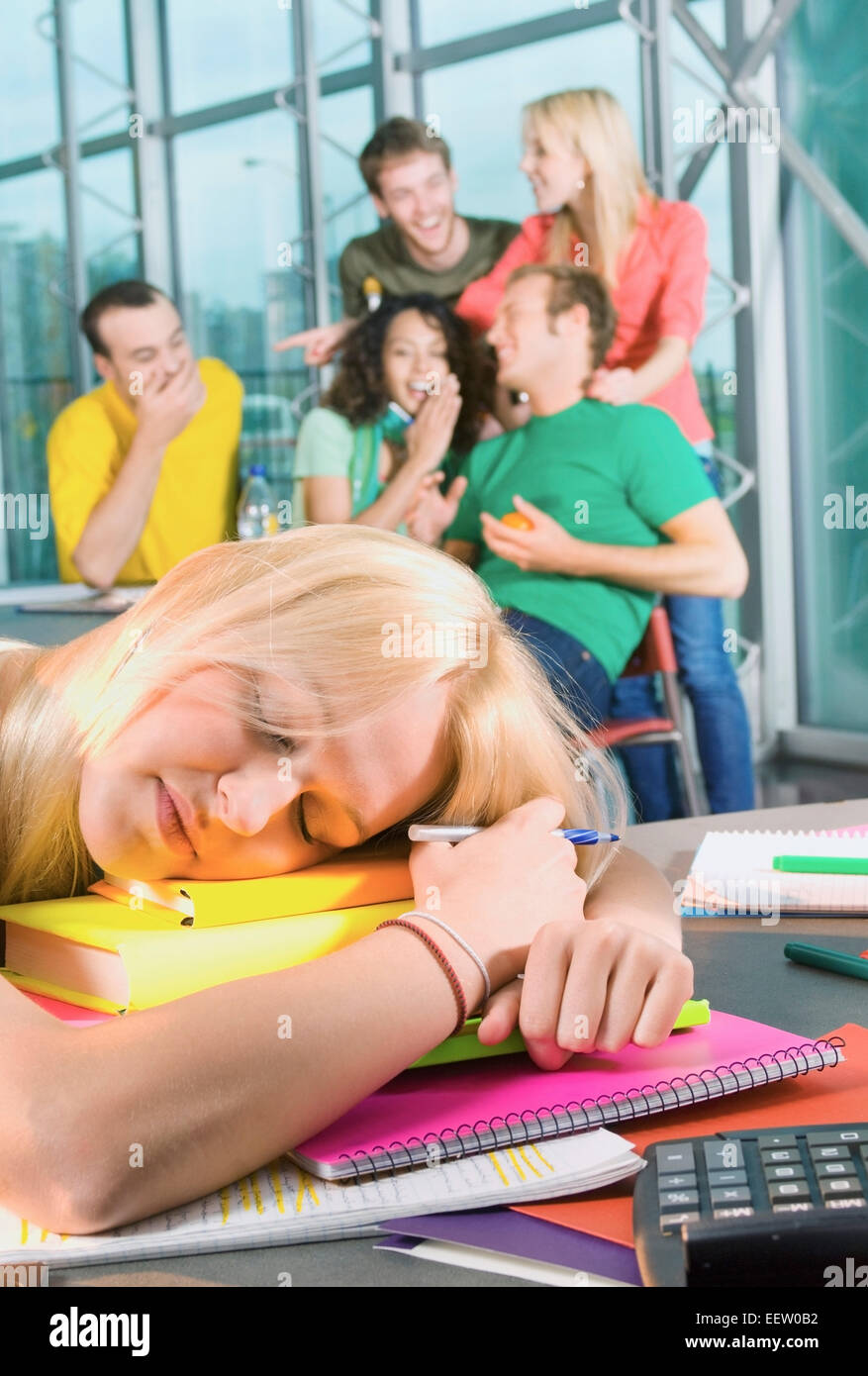 Collegio femminile studente esaurito e di addormentarsi Foto Stock