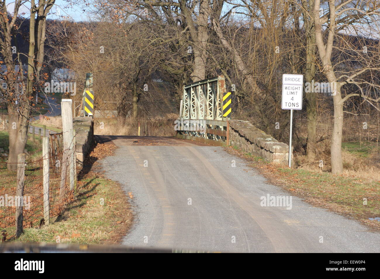 Vecchio rustico, stretto ponte su un vecchio, ben utilizzati country road Foto Stock