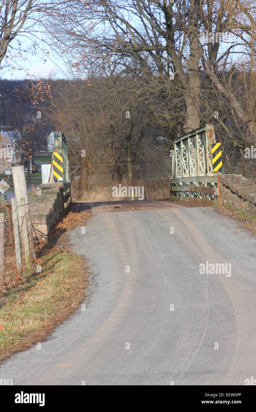 Vecchio rustico, stretto ponte su un vecchio, ben utilizzati country road Foto Stock