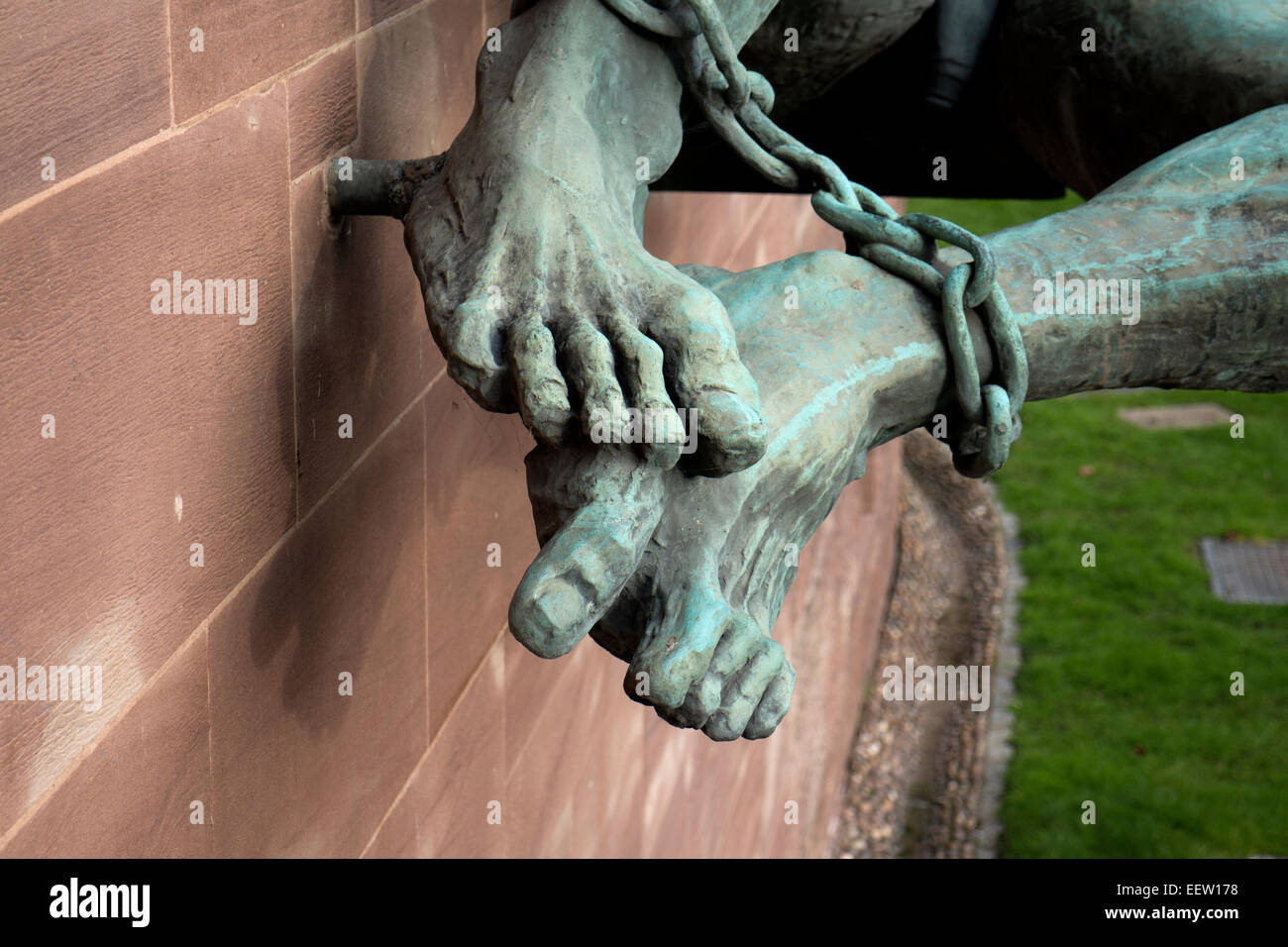 San Michele e il Diavolo statua dettaglio, Coventry Cathedral Regno Unito Foto Stock