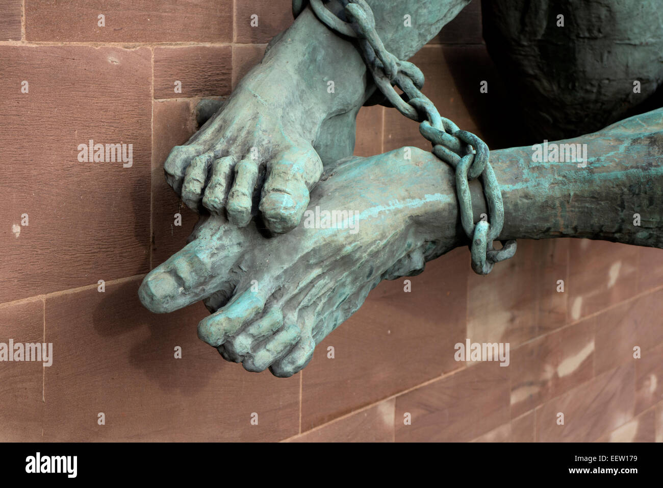 San Michele e il Diavolo statua dettaglio, Coventry Cathedral Regno Unito Foto Stock