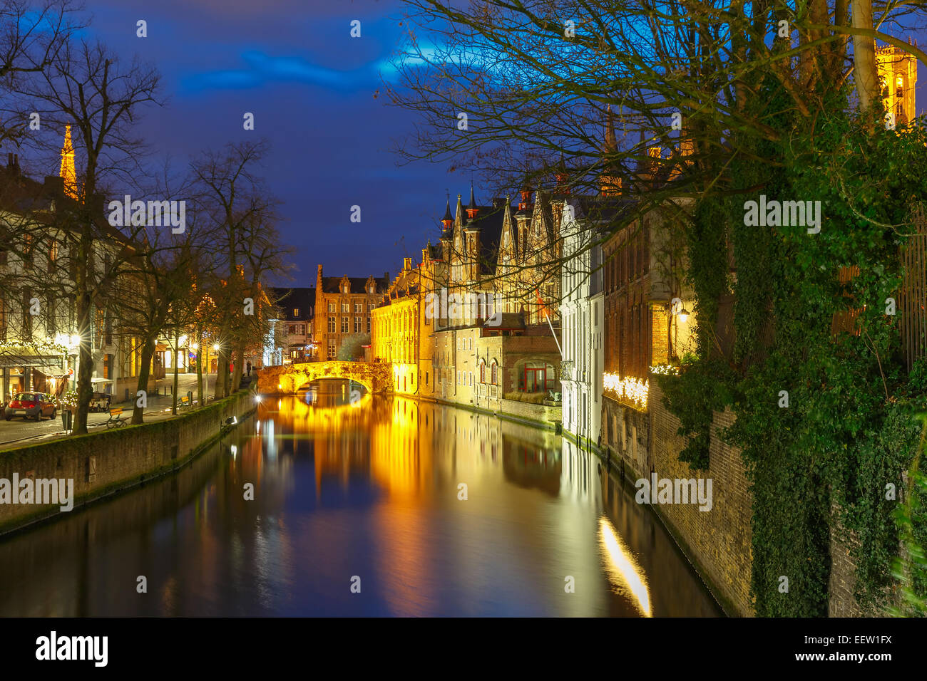 Paesaggio urbano di notte con una torre Belfort e il canale verde in Brug Foto Stock