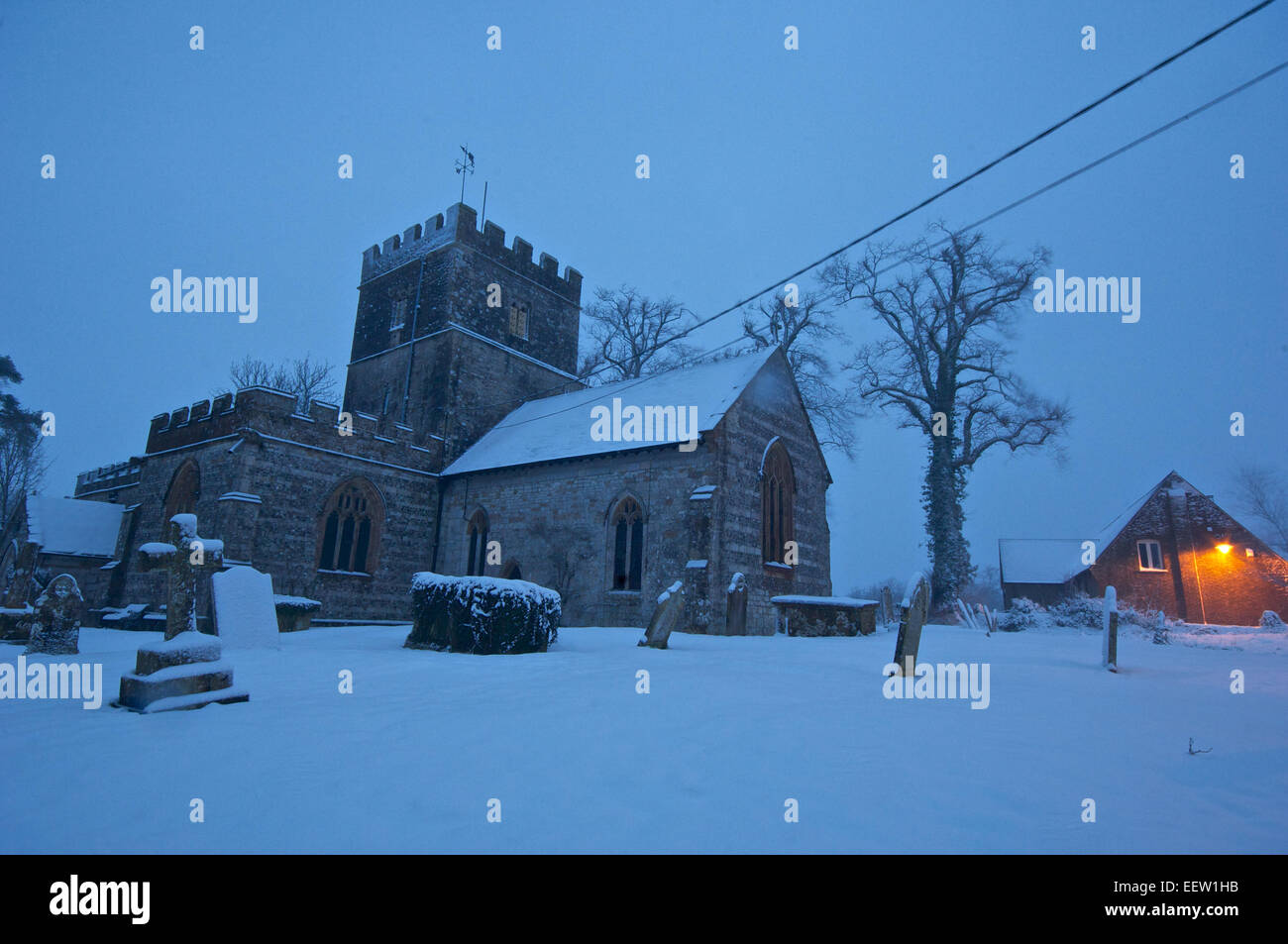 Villaggio Chiesa alla prima luce su un giorno nevoso, Dorset, Regno Unito Foto Stock