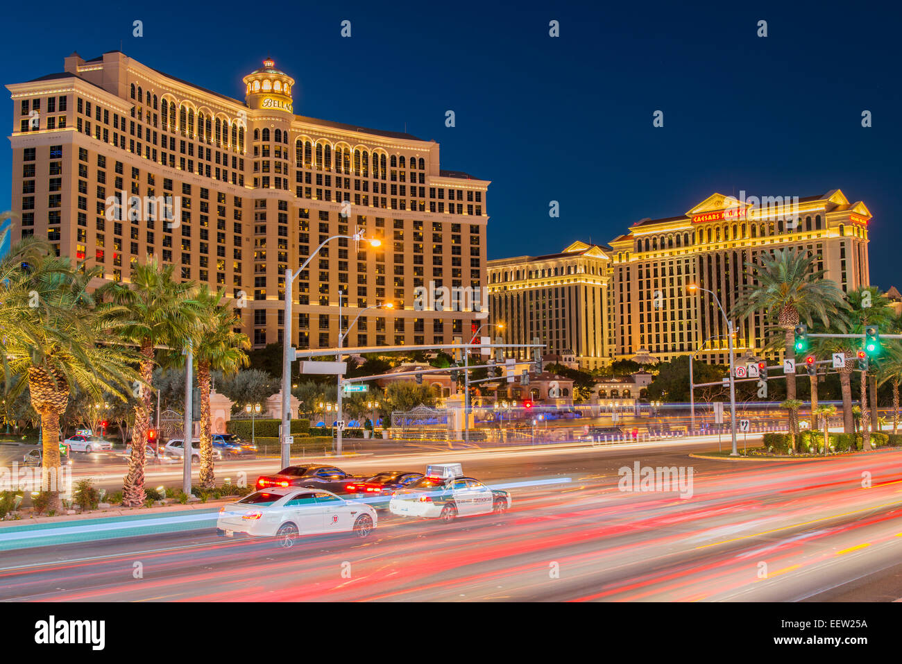 Vista notturna della Strip di Las Vegas con Bellagio Hotel e al Caesars Palace a Las Vegas, Nevada, STATI UNITI D'AMERICA Foto Stock