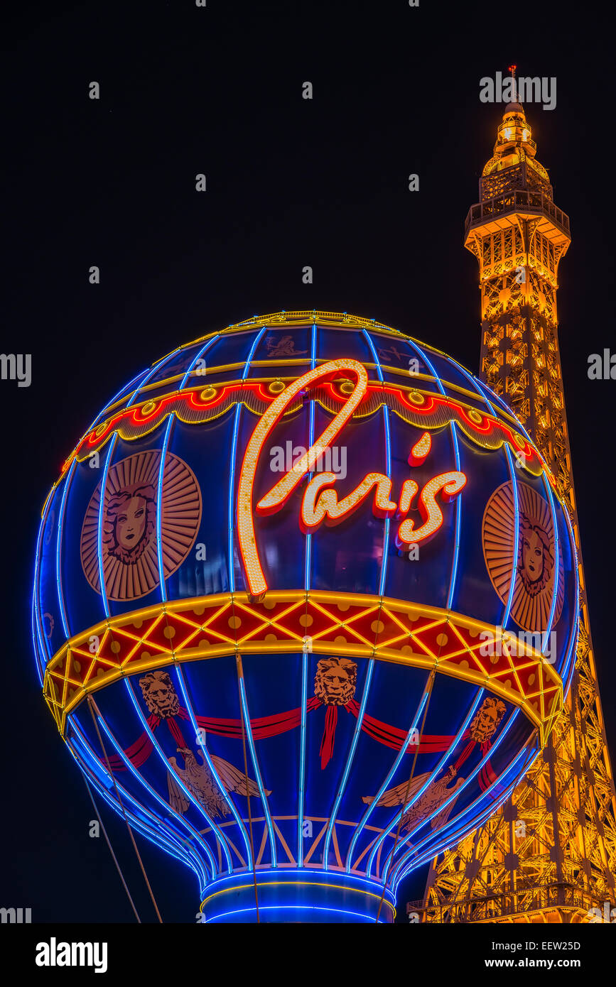 Il Paris Las Vegas Hotel e Casino segno nella forma del palloncino Montgolfier con la Torre Eiffel sullo sfondo, Las Vegas, STATI UNITI D'AMERICA Foto Stock