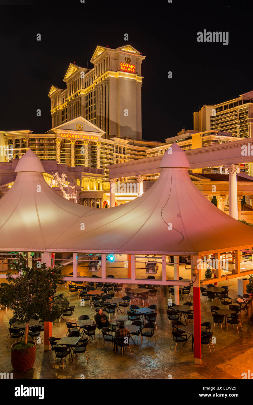 Vista notturna di Caesars Palace Hotel & Casino, Las Vegas, Nevada, STATI UNITI D'AMERICA Foto Stock