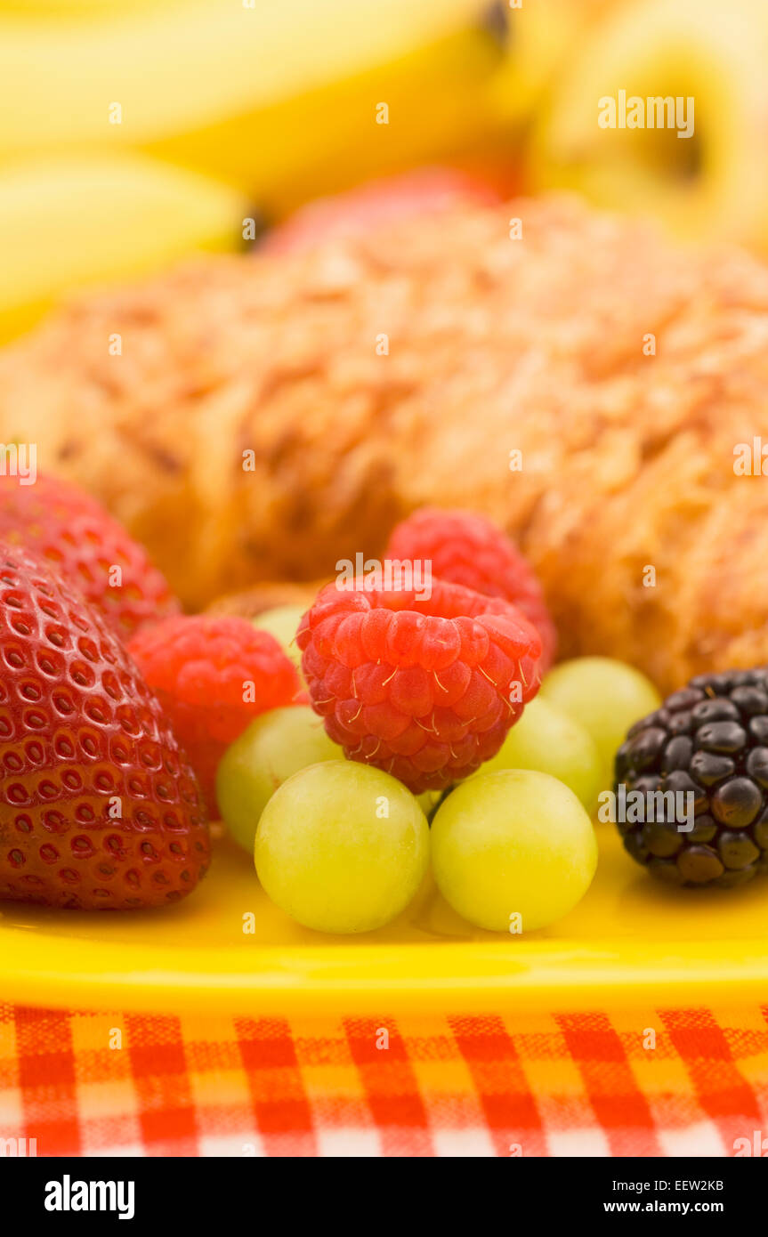 Croissant Pasticceria con frutta guarnire Foto Stock