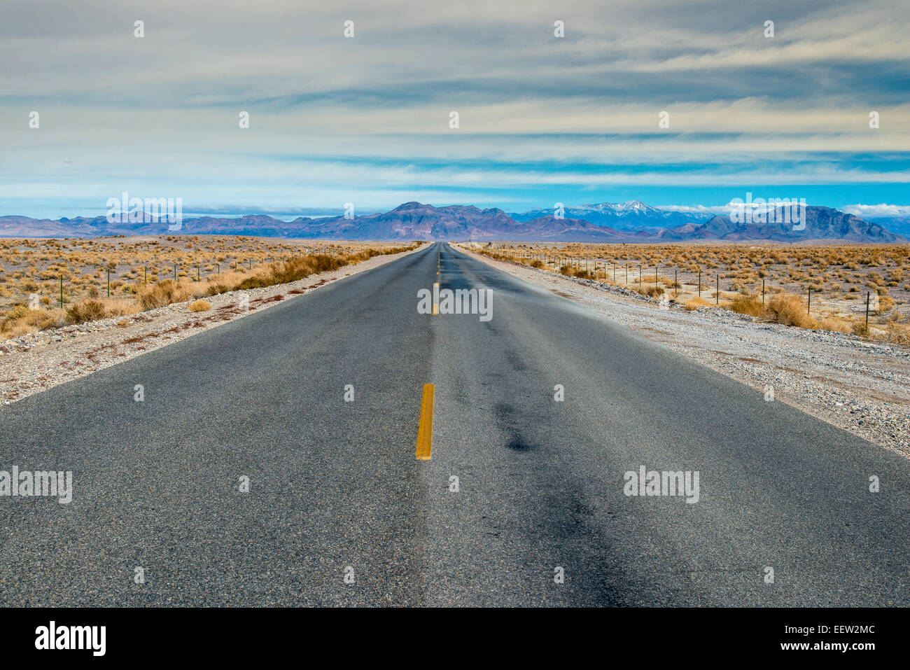 Strada deserta, Parco Nazionale della Valle della Morte, CALIFORNIA, STATI UNITI D'AMERICA Foto Stock