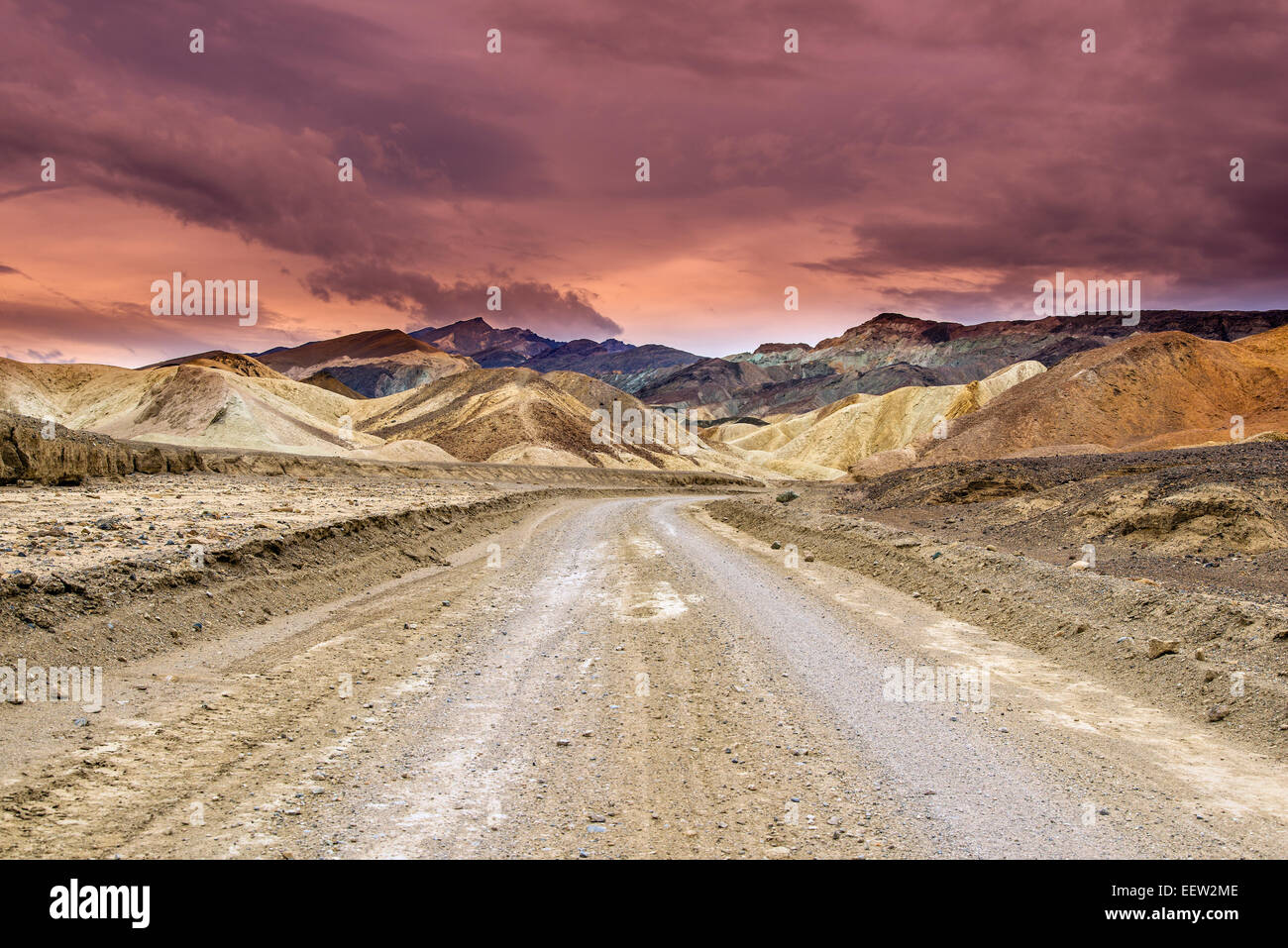 Vista panoramica su variopinte badlands al Twenty Mule Team Canyon, il Parco Nazionale della Valle della Morte, CALIFORNIA, STATI UNITI D'AMERICA Foto Stock