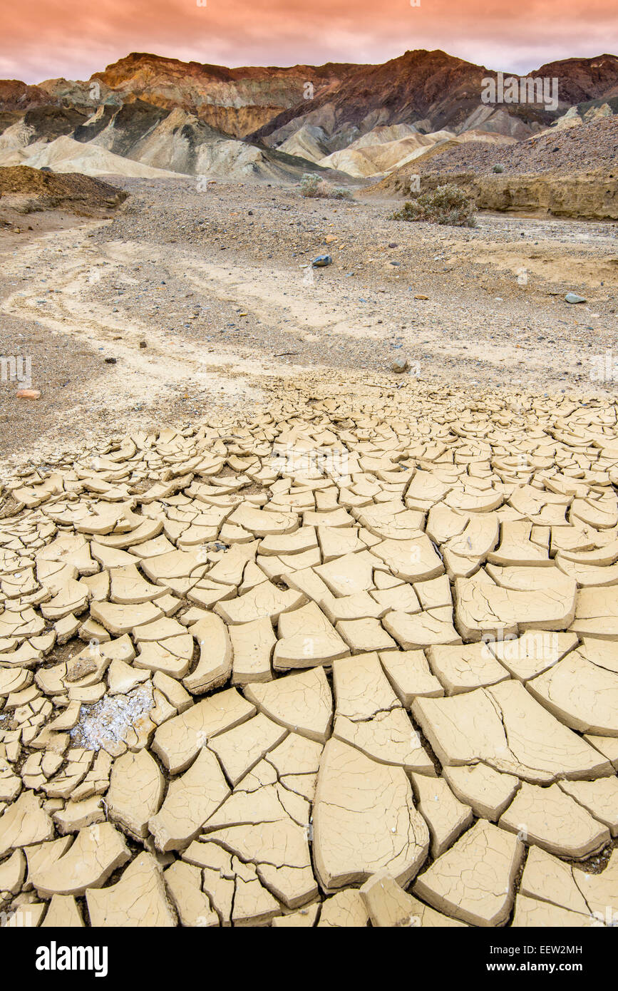 Vista panoramica su variopinte badlands al Twenty Mule Team Canyon, il Parco Nazionale della Valle della Morte, CALIFORNIA, STATI UNITI D'AMERICA Foto Stock