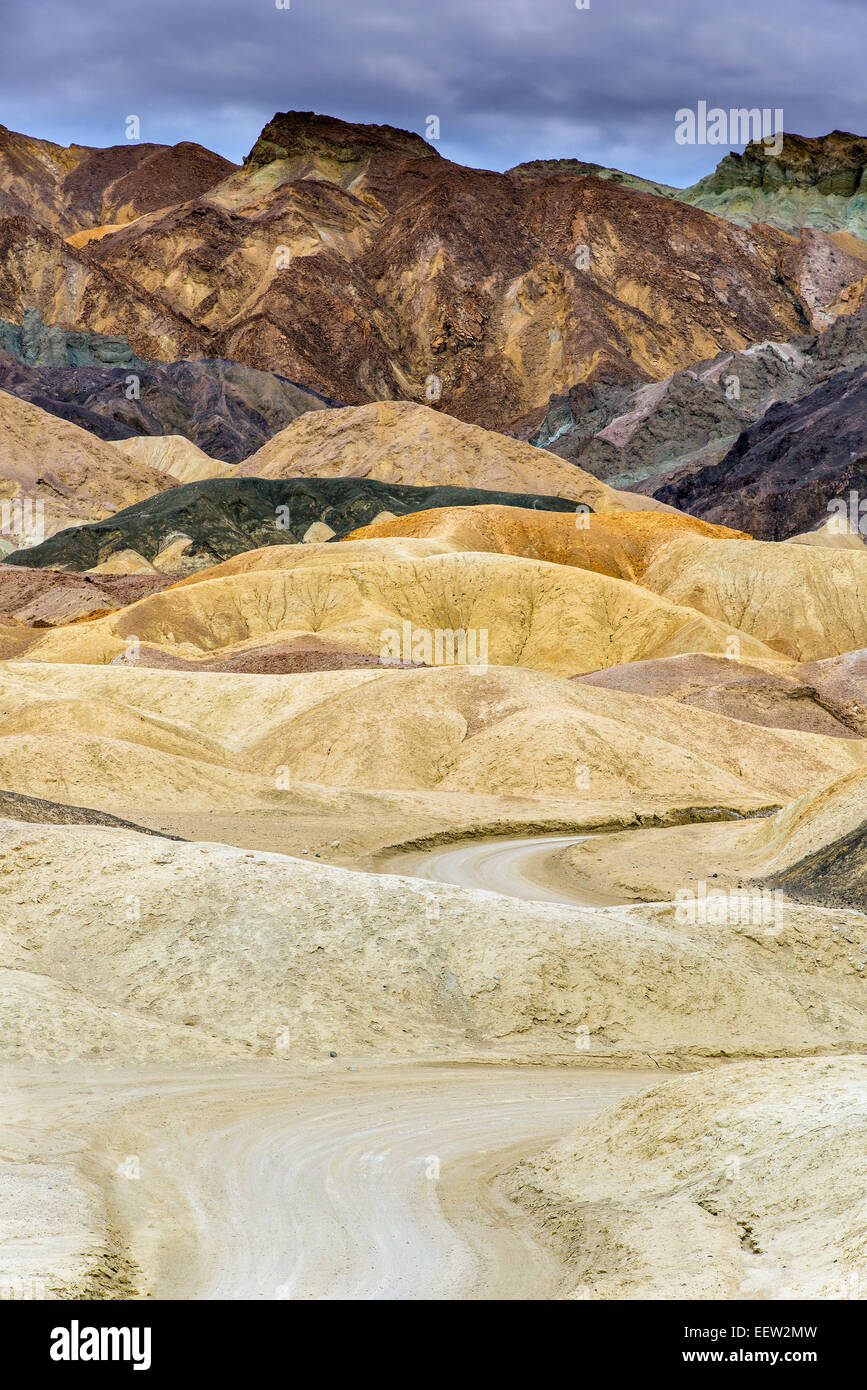 Vista panoramica su variopinte badlands al Twenty Mule Team Canyon, il Parco Nazionale della Valle della Morte, CALIFORNIA, STATI UNITI D'AMERICA Foto Stock