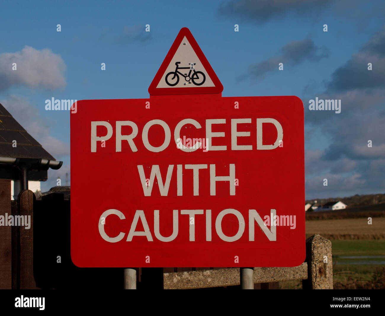 Procedere con cautela e attenzione ai ciclisti segno, Devon, Regno Unito Foto Stock