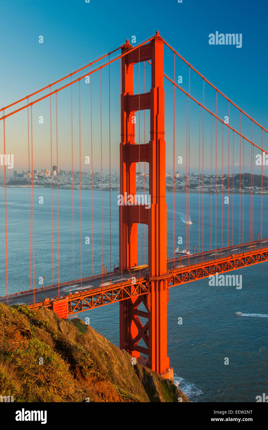 Vista dalla batteria Spencer sopra il Golden Gate bridge con lo skyline della città in background, San Francisco, California, Stati Uniti d'America Foto Stock