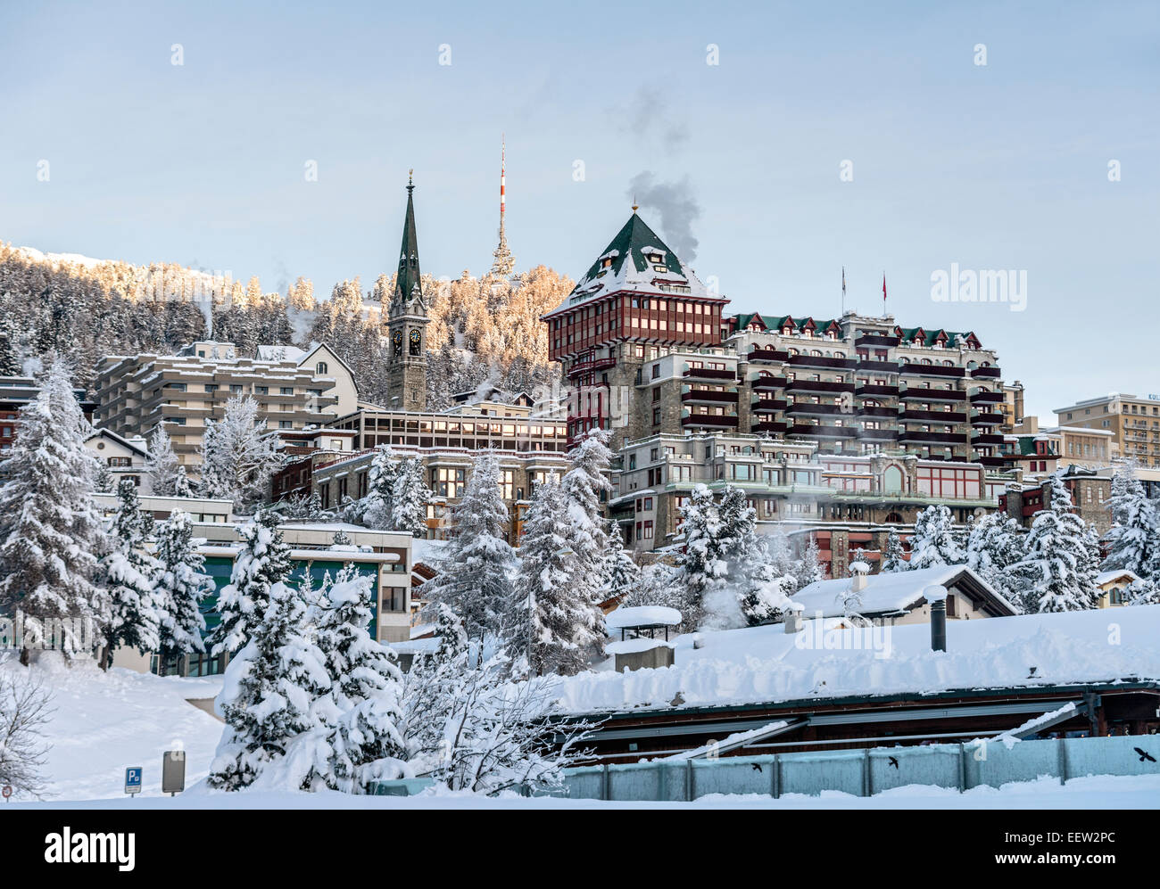 Vista al Badrutts Palace Hotel Situato nel centro del villaggio di St.Moritz, Grigioni, Svizzera Foto Stock