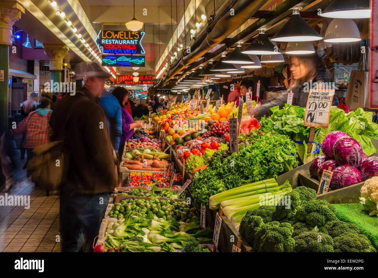 La frutta e la verdura in stallo il Mercato di Pike Place, Seattle, Washington, Stati Uniti d'America Foto Stock