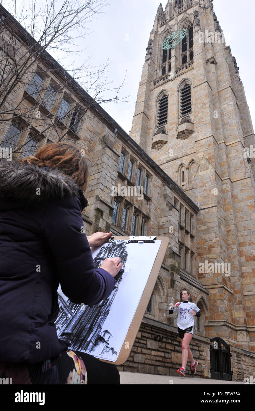 New Haven CT USA-- Marisa Kaugaris, Yale studente del secondo anno gli studi di architettura, opere su un disegno di Harkness Tower inizio giovedì pomeriggio. Ella è da Oneonta, NY. Foto Stock