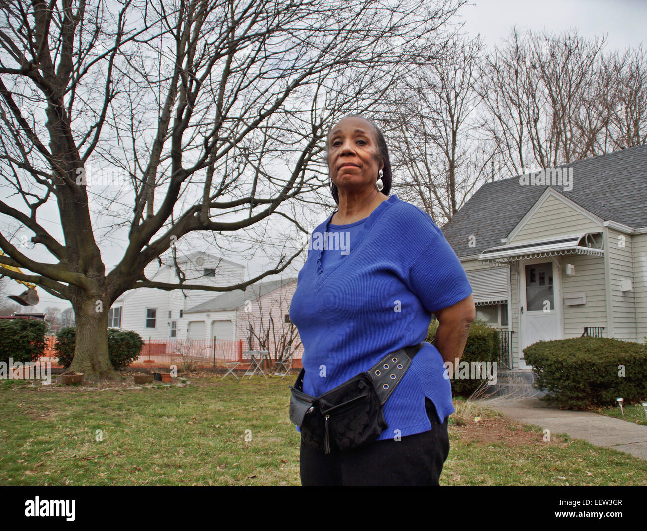 Hamden CT USA- Priscilla Taylor, il proprietario di casa a 131 Bryden Terrazza in Hamden, non prenderà parte alla massa federale remediations proseguendo nel suo quartiere perché lei non desidera che i suoi alberi tagliati verso il basso. Foto Stock