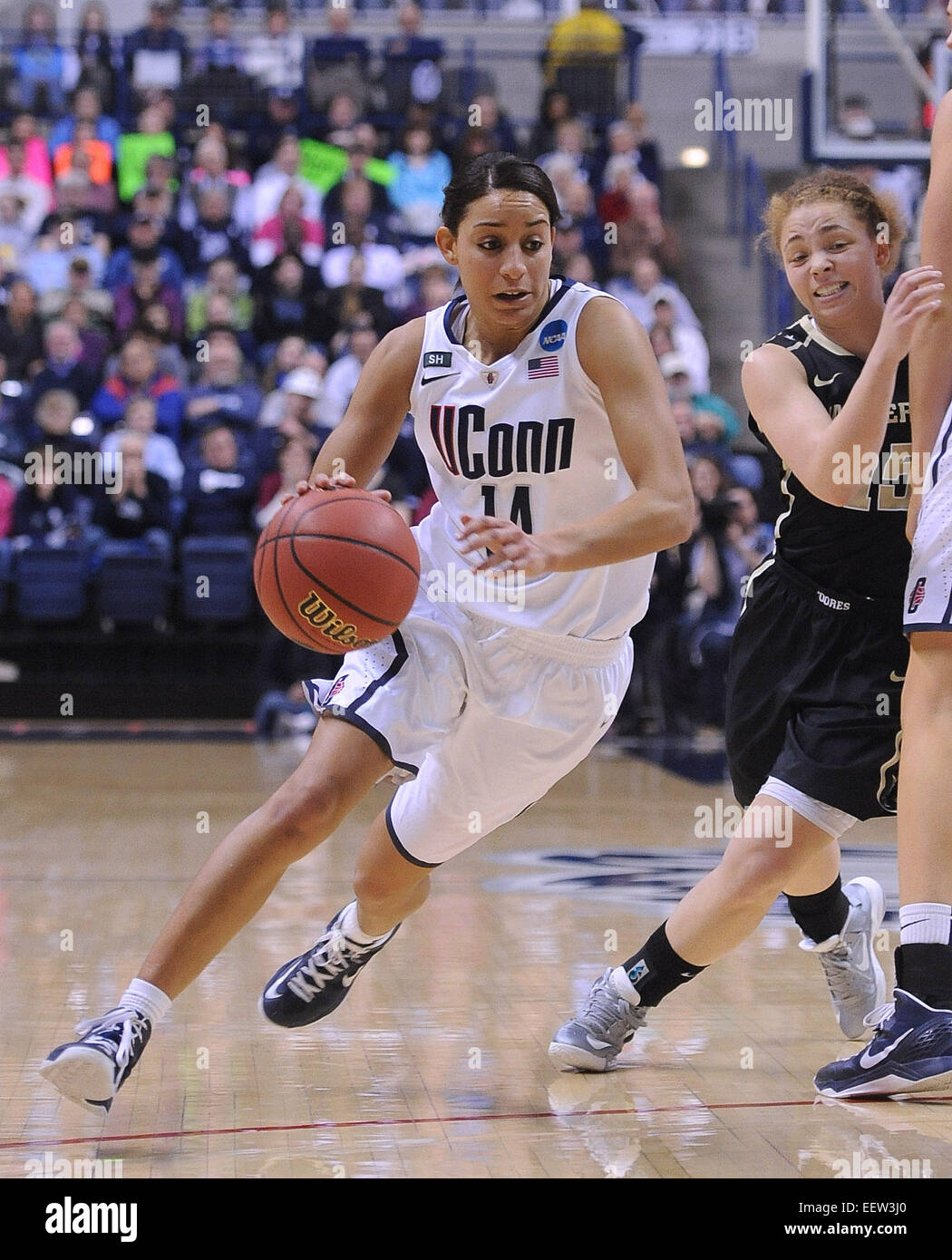 Storrs CT STATI UNITI D'AMERICA -- Divisione NCAA IO Donna campionato di pallacanestro. La UCONN Bria Hartley rigidi per il cerchio come Vanderbilt dei Gelsomini Jenkins si inceppa dietro il pick durante la seconda metà. Foto Stock