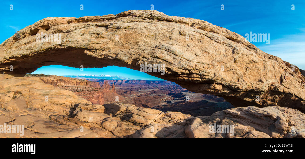 Vista panoramica di Mesa Arch, il Parco Nazionale di Canyonlands, Utah, Stati Uniti d'America Foto Stock