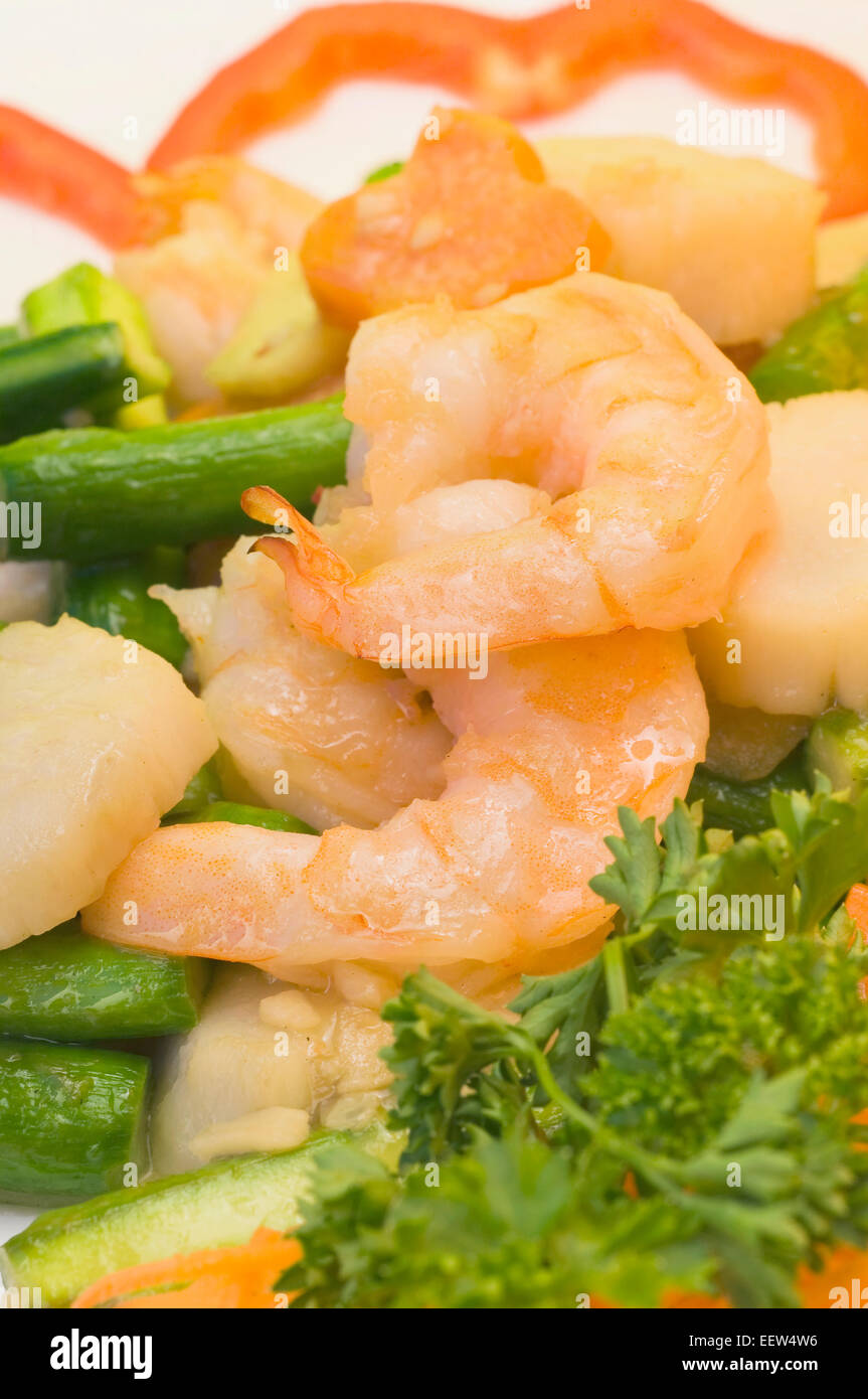 Shrimp stir fry con asparagi e castagne d'acqua Foto Stock