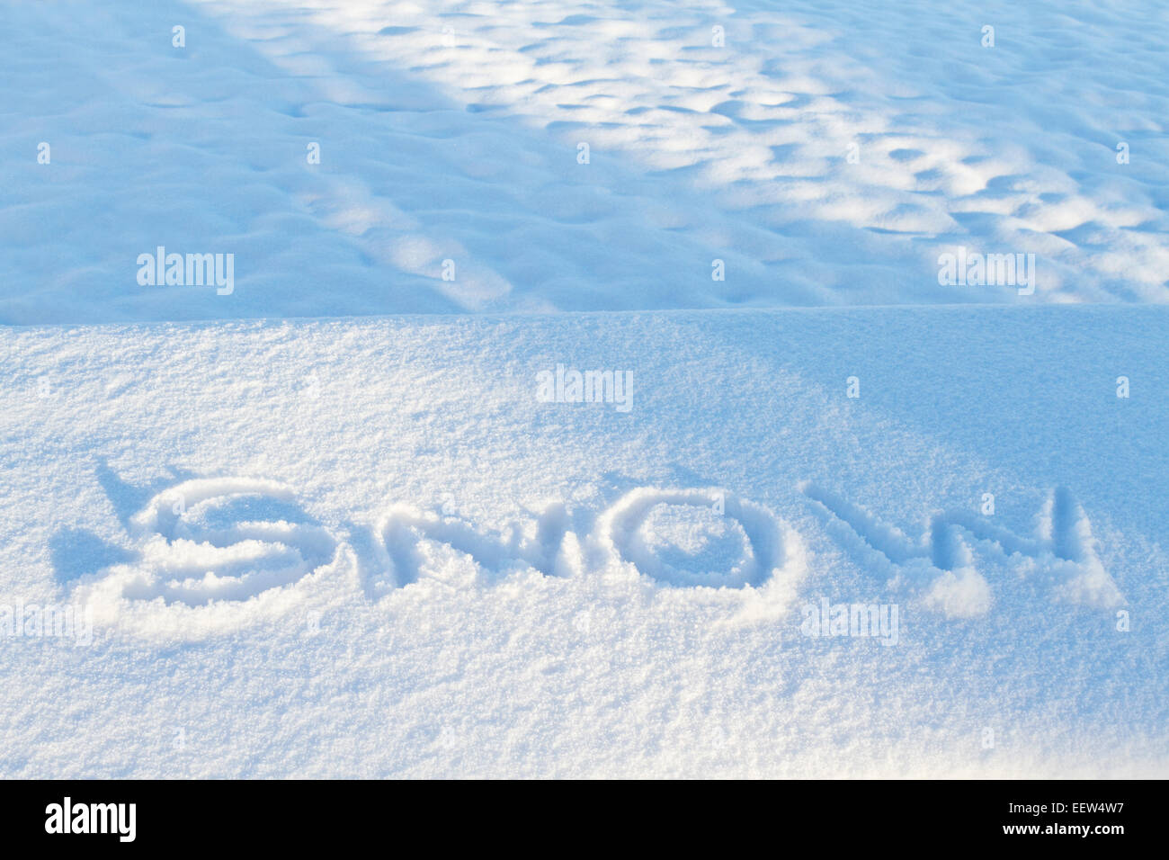 Descrizione del clima è tracciata come dita lettere di neve nella nuova nevicata. La parola diviene un fisico e letterale dei Weather Report. Foto Stock